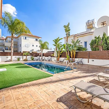 Stephania Айя-Напа